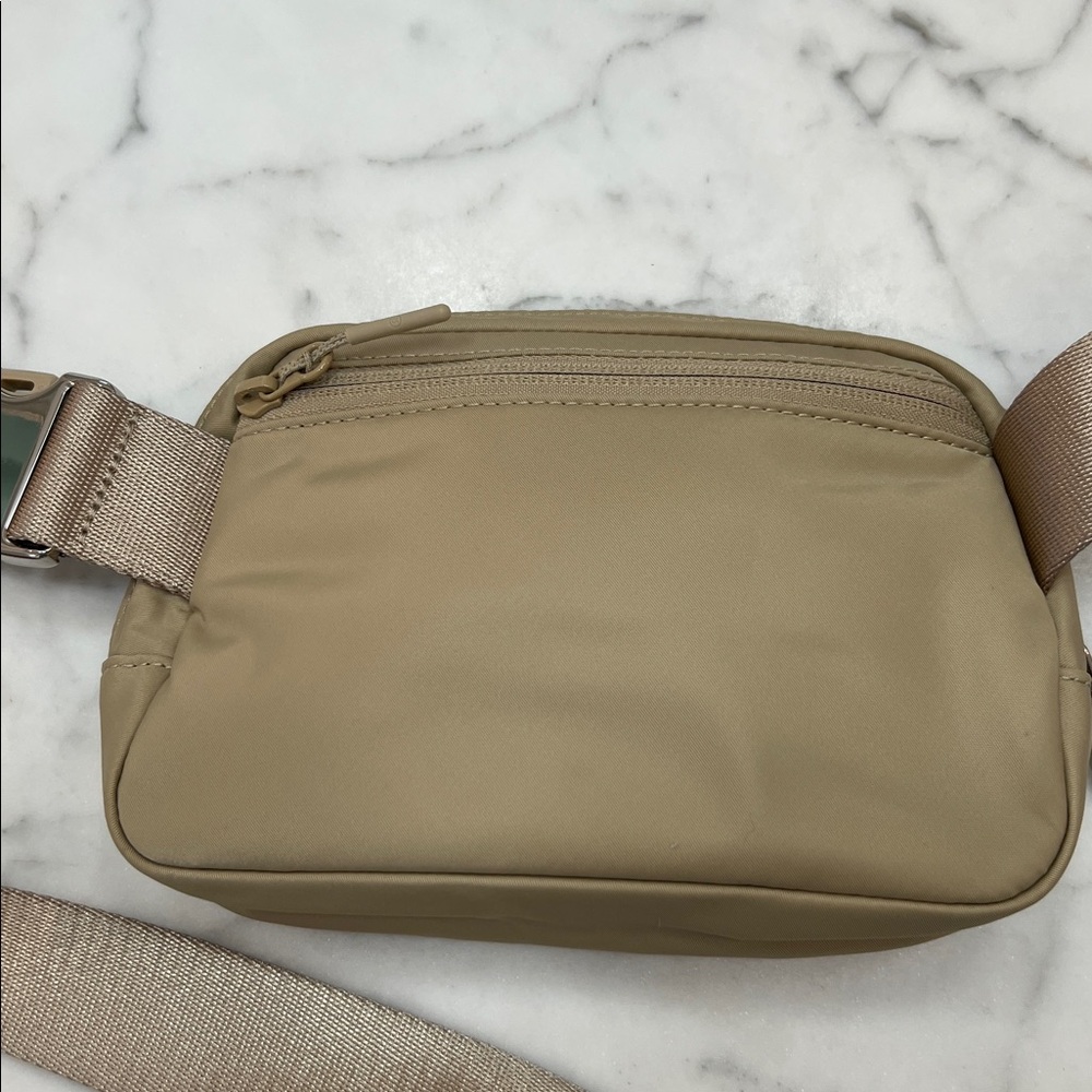 Lululemon Everywhere belt bag - Picture 2 of 4